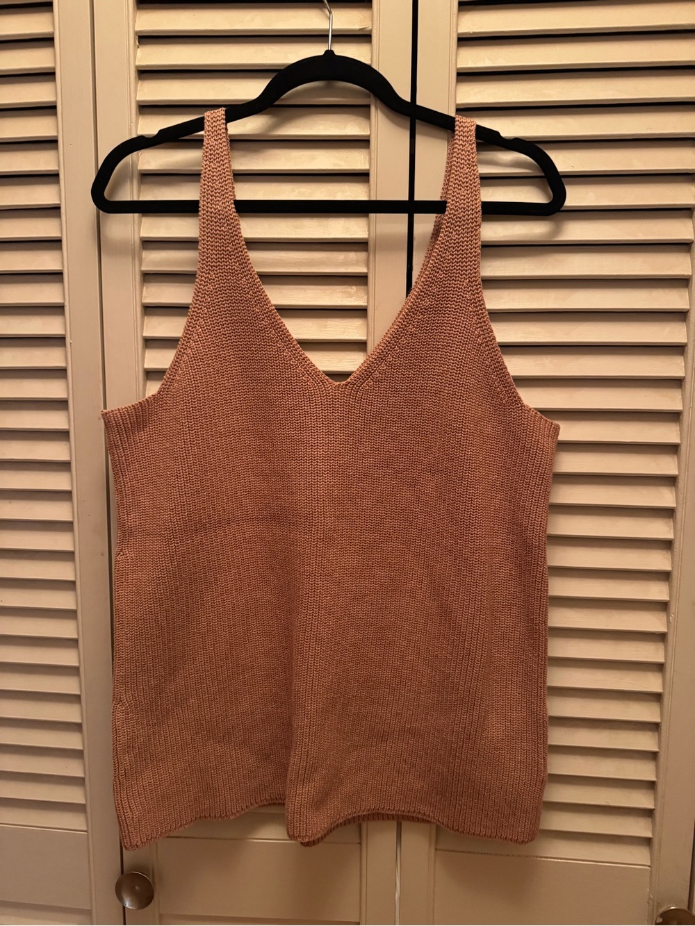 Knit V-Neck Sleeveless Tank Top in Rose Tan
